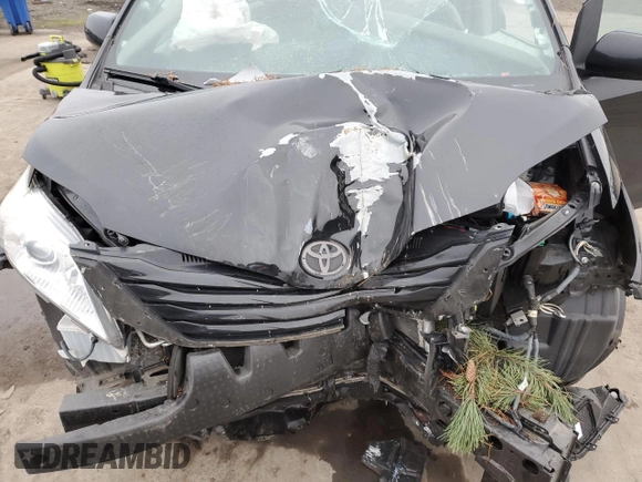 2017 Toyota Sienna LE Auto Access Seat with VIN 5TDKZ3DCXHS787133, listed as a Copart auction lot 88275855 with 41,585 mi miles and Salvage Title. Bid and sale history available at carsss.com. Image 12.