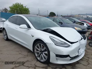 2018 Tesla Model 3 Long Range Battery z VIN 5YJ3E1EA0JF062488, wystawiony jako IAAI lot #42205375 z przebiegiem 143 275 mil mil oraz . Historia ofert i sprzedaży dostępna na DreamBid. Obrazek 1.