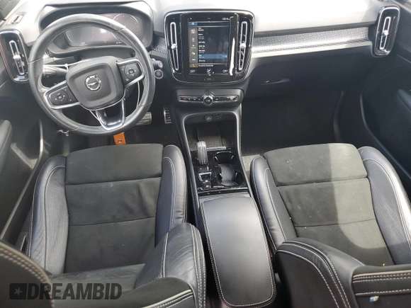 2021 Volvo XC40 R-Design z VIN YV4AC2HM1M2470902, wystawiony jako Copart lot #54275595 z przebiegiem 33 536 mil mil oraz Szkoda całkowita • Salvage title. Historia ofert i sprzedaży dostępna na DreamBid. Obrazek 8.