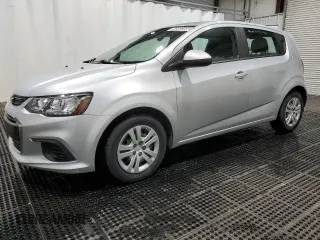 2020 Chevrolet Sonic LT z VIN 1G1JG6SB7L4118232, wystawiony jako Copart lot #56562205 z przebiegiem 83 387 mil mil oraz Czysty tytuł • Clean title. Historia ofert i sprzedaży dostępna na DreamBid. Obrazek 1.