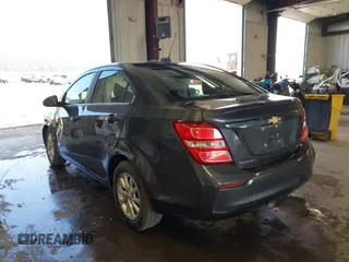 2019 Chevrolet Sonic LT z VIN 1G1JD5SB7K4107202, wystawiony jako IAAI lot #42430865 z przebiegiem 81 359 mil mil oraz . Historia ofert i sprzedaży dostępna na DreamBid. Obrazek 3.