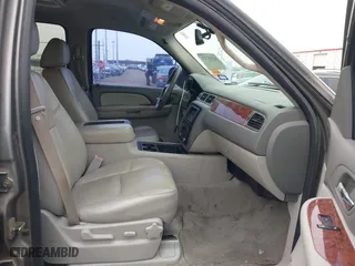 2008 Chevrolet Suburban LTZ with VIN 1GNFC16008J226762, listed as a IAAI auction lot 41573727 with 208,804 mi miles. Bid and sale history available at carsss.com. Image 5.