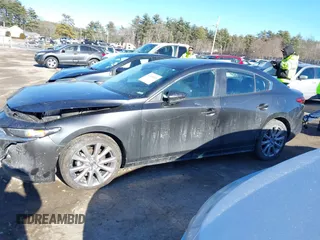 2022 Mazda 3 Carbon Edition z VIN 3MZBPACL4NM309701, wystawiony jako IAAI lot #41419875 z przebiegiem 23 819 mil mil oraz . Historia ofert i sprzedaży dostępna na DreamBid. Obrazek 14.