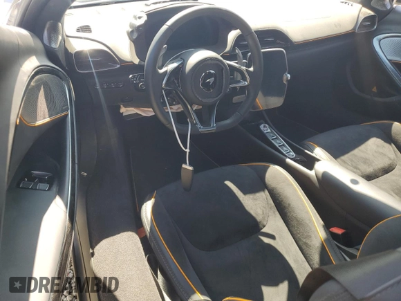 2023 McLaren Artura z VIN SBM16AEA8PW001339, wystawiony jako Copart lot #65218394 z przebiegiem 1954 mil mil oraz Szkody całkowita. Historia ofert i sprzedaży dostępna na DreamBid. Obrazek 8.