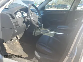 2009 Chrysler 300 z VIN 2C3KK53V09H568544, wystawiony jako Copart lot #47015735 z przebiegiem 126 245 mil mil oraz Szkoda całkowita • Salvage title. Historia ofert i sprzedaży dostępna na DreamBid. Obrazek 7.