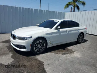 2018 BMW 5 Series 530e z VIN WBAJA9C58JB033781, wystawiony jako Copart lot #56725175 z przebiegiem 95 972 mil mil oraz Czysty tytuł • Clean title. Historia ofert i sprzedaży dostępna na DreamBid. Obrazek 1.