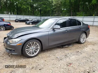 2013 BMW 3 Series 328i z VIN WBA3C1C51DF438527, wystawiony jako Copart lot #54416145 z przebiegiem 212 644 mil mil oraz Szkody całkowita. Historia ofert i sprzedaży dostępna na DreamBid. Obrazek 1.