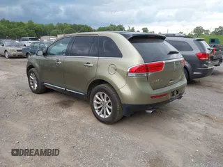 2013 Lincoln MKX z VIN 2LMDJ8JK4DBL23128, wystawiony jako IAAI lot #42315115 z przebiegiem 224 351 mil mil oraz . Historia ofert i sprzedaży dostępna na DreamBid. Obrazek 3.
