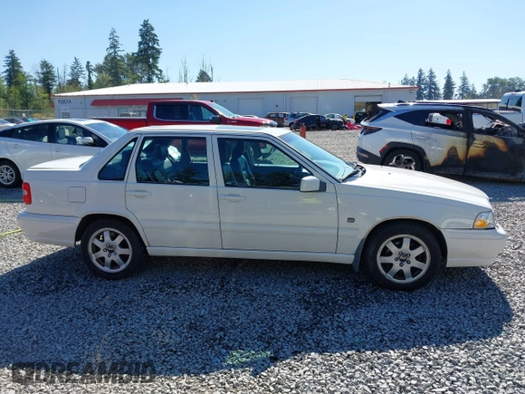 2000 Volvo S70 z VIN YV1LS56D4Y2651849, wystawiony jako IAAI lot #42246127 z przebiegiem 153 319 mil mil oraz . Historia ofert i sprzedaży dostępna na DreamBid. Obrazek 13.
