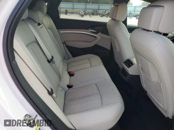 2024 Audi Q8 e-tron Sportback S line Premium Plus z VIN WA1CAAGE5RB013159, wystawiony jako Copart lot #73810634 z przebiegiem Nie podano mil oraz Nie do naprawy • Non repairable. Historia ofert i sprzedaży dostępna na DreamBid. Obrazek 11.