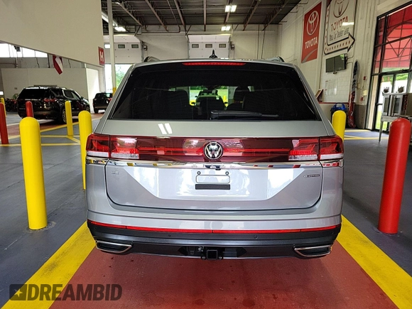 2024 Volkswagen Atlas SE z VIN 1V2HR2CA9RC558223, wystawiony jako IAAI lot #42734557 z przebiegiem 22 426 mil mil oraz . Historia ofert i sprzedaży dostępna na DreamBid. Obrazek 9.