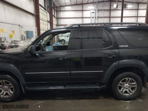 2004 Toyota Sequoia Limited with VIN 5TDZT38A24S226055, listed as a IAAI auction lot 40219005 with 226,445 mi miles. Bid and sale history available at carsss.com. Image 15.