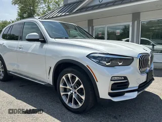 2019 BMW X5 xDrive40i z VIN 5UXCR6C56KLK99829, wystawiony jako Copart lot #58981345 z przebiegiem 165 939 mil mil oraz Tytuł czysty. Historia ofert i sprzedaży dostępna na DreamBid. Obrazek 1.