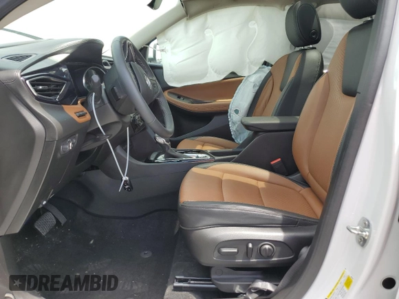 2021 Buick Encore GX Essence z VIN KL4MMFSL3MB145909, wystawiony jako Copart lot #59030565 z przebiegiem 9 279 mil mil oraz Nie do naprawy • Non repairable. Historia ofert i sprzedaży dostępna na DreamBid. Obrazek 7.