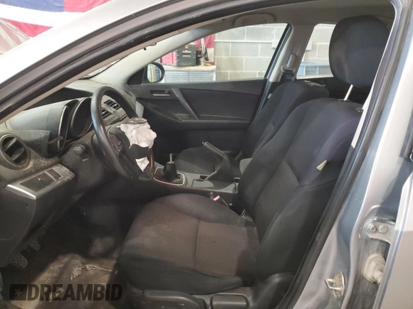2013 Mazda 3 i SV z VIN JM1BL1TF6D1723762, wystawiony jako Copart lot #59711775 z przebiegiem Nie podano mil oraz Szkoda całkowita • Salvage title. Historia ofert i sprzedaży dostępna na DreamBid. Obrazek 7.