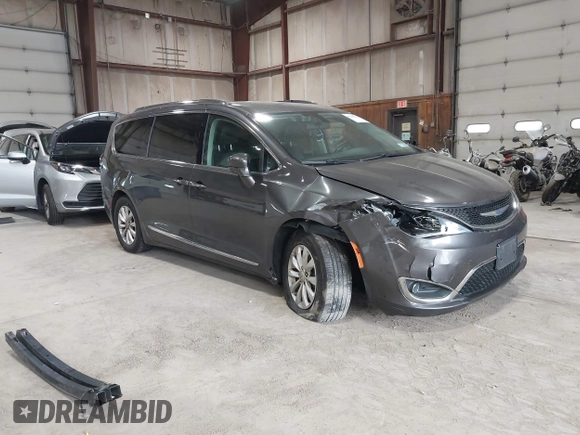 2018 Chrysler Pacifica Touring L z VIN 2C4RC1BG6JR352778, wystawiony jako IAAI lot #42244634 z przebiegiem 70 747 mil mil oraz . Historia ofert i sprzedaży dostępna na DreamBid. Obrazek 1.