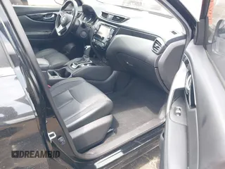 2017 Nissan Rogue S z VIN JN1BJ1CP9HW019565, wystawiony jako IAAI lot #42121059 z przebiegiem 106 056 mil mil oraz . Historia ofert i sprzedaży dostępna na DreamBid. Obrazek 5.
