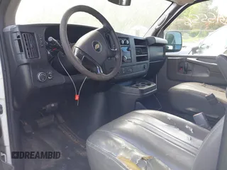2014 Chevrolet Express Cargo z VIN 1GCWGFFA7E1137334, wystawiony jako IAAI lot #42315556 z przebiegiem 214 615 mil mil oraz . Historia ofert i sprzedaży dostępna na DreamBid. Obrazek 5.