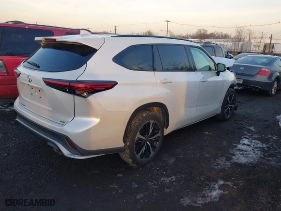 2022 Toyota Highlander XSE with VIN 5TDLZRAH5NS134017, listed as a IAAI auction lot 41206124 with 24,834 mi miles. Bid and sale history available at carsss.com. Image 4.