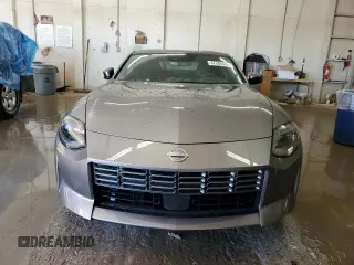2024 Nissan Z Performance с VIN JN1BZ4BH8RM363566, выставлен на аукционе Copart как лот 47385535 с пробегом 17 514 миль миль и Списание • Salvage title. История ставок и продаж доступна на DreamBid. Изображение 5.