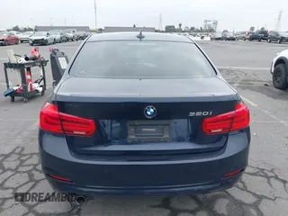 2017 BMW 3 Series 320i z VIN WBA8E1G50HNU13320, wystawiony jako IAAI lot #42327306 z przebiegiem 99 127 mil mil oraz . Historia ofert i sprzedaży dostępna na DreamBid. Obrazek 16.