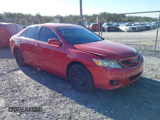 2011 Toyota Camry LE z VIN 4T4BF3EK6BR155667, wystawiony jako IAAI lot #41822581 z przebiegiem 174 535 mil mil oraz . Historia ofert i sprzedaży dostępna na DreamBid. Obrazek 1.