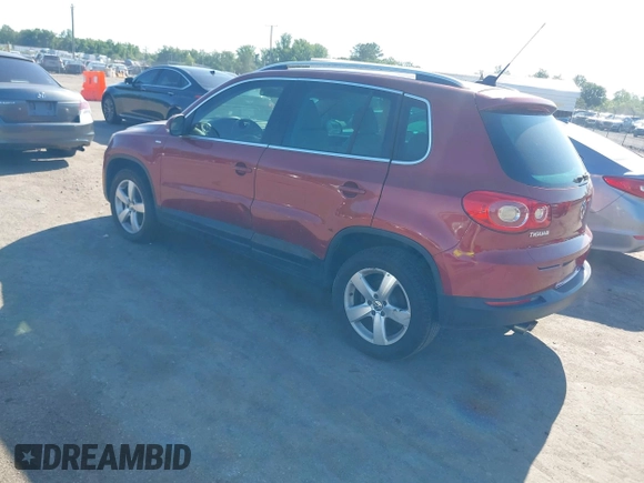 2010 Volkswagen Tiguan S z VIN WVGAV7AX5AW003836, wystawiony jako IAAI lot #42301007 z przebiegiem 176 403 mil mil oraz . Historia ofert i sprzedaży dostępna na DreamBid. Obrazek 3.