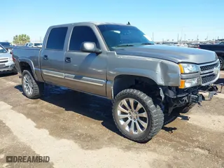 2006 Chevrolet Silverado 1500 LT1 with VIN 2GCEK13TX61184260, listed as a IAAI auction lot 41651907 with 192,143 mi miles. Bid and sale history available at carsss.com. Image 1.