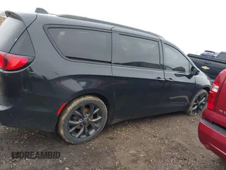 2018 Chrysler Pacifica Limited z VIN 2C4RC1GG6JR351865, wystawiony jako IAAI lot #42011065 z przebiegiem 120 407 mil mil oraz . Historia ofert i sprzedaży dostępna na DreamBid. Obrazek 13.