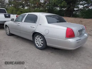 2009 Lincoln Town Car Signature Limited z VIN 2LNHM82V39X633665, wystawiony jako IAAI lot #42016213 z przebiegiem 150 589 mil mil oraz . Historia ofert i sprzedaży dostępna na DreamBid. Obrazek 3.