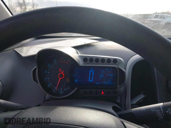 2015 Chevrolet Sonic LT z VIN 1G1JC5SB2F4130329, wystawiony jako IAAI lot #41664224 z przebiegiem 118 566 mil mil oraz . Historia ofert i sprzedaży dostępna na DreamBid. Obrazek 7.