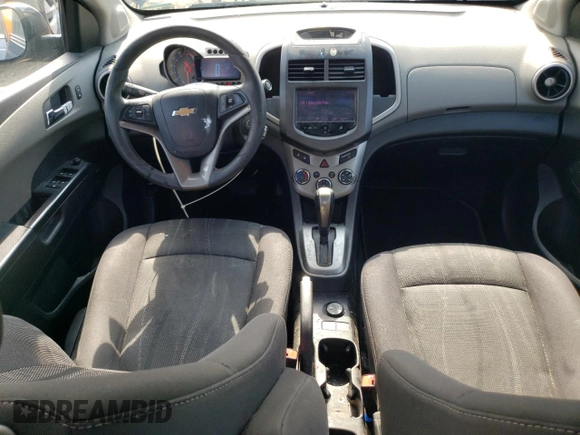 2015 Chevrolet Sonic LT z VIN 1G1JC5SH0F4130656, wystawiony jako Copart lot #61815835 z przebiegiem 262 854 mil mil oraz Czysty tytuł • Clean title. Historia ofert i sprzedaży dostępna na DreamBid. Obrazek 8.