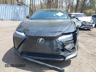 2024 Lexus RZ 450e Premium z VIN JTJAAAABXRA023751, wystawiony jako IAAI lot #42082320 z przebiegiem 15 641 mil mil oraz . Historia ofert i sprzedaży dostępna na DreamBid. Obrazek 12.