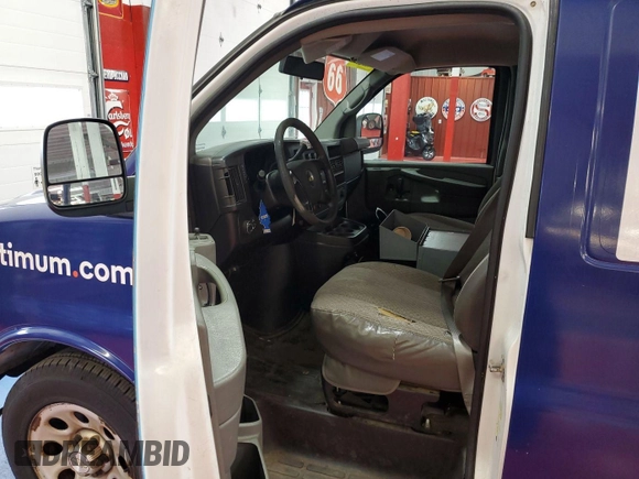 2013 Chevrolet Express Cargo z VIN 1GCSGAFX2D1138833, wystawiony jako IAAI lot #42521021 z przebiegiem 103 313 mil mil oraz . Historia ofert i sprzedaży dostępna na DreamBid. Obrazek 2.