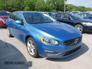 2015 Volvo V60 T5 Drive-E Premier Plus z VIN YV140MECXF1213689, wystawiony jako IAAI lot #42058088 z przebiegiem 98 027 mil mil oraz . Historia ofert i sprzedaży dostępna na DreamBid. Obrazek 1.