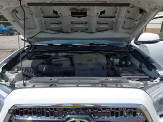 2017 Toyota Tacoma SR5 z VIN 5TFAZ5CN6HX047115, wystawiony jako IAAI lot #42124289 z przebiegiem 133 245 mil mil oraz . Historia ofert i sprzedaży dostępna na DreamBid. Obrazek 10.