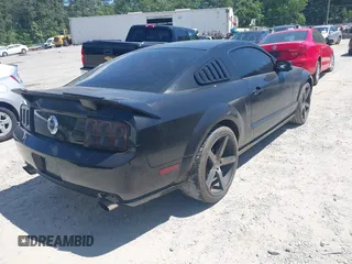 2005 Ford Mustang GT Deluxe z VIN 1ZVFT82H255119937, wystawiony jako IAAI lot #42342433 z przebiegiem 149 435 mil mil oraz . Historia ofert i sprzedaży dostępna na DreamBid. Obrazek 4.
