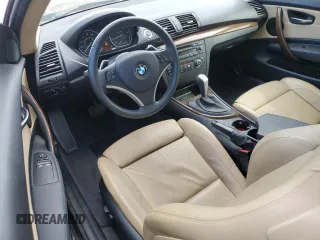 2011 BMW 1 Series 128i z VIN WBAUP7C51BVP21668, wystawiony jako Copart lot #46258635 z przebiegiem 111 911 mil mil oraz Szkody całkowita. Historia ofert i sprzedaży dostępna na DreamBid. Obrazek 8.
