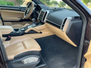 2016 Porsche Cayenne z VIN WP1AA2A28GKA36464, wystawiony jako Copart lot #58605725 z przebiegiem 123 459 mil mil oraz Czysty tytuł • Clean title. Historia ofert i sprzedaży dostępna na DreamBid. Obrazek 5.