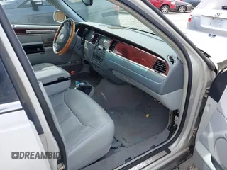 2004 Lincoln Town Car Ultimate z VIN 1LNHM83W64Y683461, wystawiony jako IAAI lot #42393678 z przebiegiem 145 841 mil mil oraz . Historia ofert i sprzedaży dostępna na DreamBid. Obrazek 5.