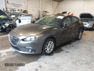 2015 Mazda 3 i Grand Touring z VIN JM1BM1M70F1222597, wystawiony jako IAAI lot #41960987 z przebiegiem 40 841 mil mil oraz . Historia ofert i sprzedaży dostępna na DreamBid. Obrazek 17.