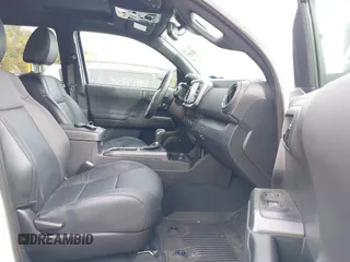 2023 Toyota Tacoma SR z VIN 3TMCZ5AN1PM637609, wystawiony jako IAAI lot #40345917 z przebiegiem 12 614 mil mil oraz . Historia ofert i sprzedaży dostępna na DreamBid. Obrazek 5.