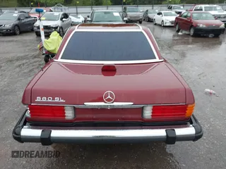 1986 Mercedes-Benz 560 SL z VIN WDBBA48D1GA046931, wystawiony jako IAAI lot #42150091 z przebiegiem 132 030 mil mil oraz . Historia ofert i sprzedaży dostępna na DreamBid. Obrazek 16.