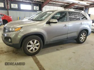 2012 Kia Sorento LX z VIN 5XYKT3A62CG295377, wystawiony jako Copart lot #57559225 z przebiegiem 166 936 mil mil oraz Czysty tytuł • Clean title. Historia ofert i sprzedaży dostępna na DreamBid. Obrazek 1.
