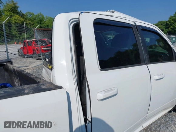 2013 Ram 1500 Sport z VIN 1C6RR7MT2DS571209, wystawiony jako IAAI lot #42635592 z przebiegiem 192 998 mil mil oraz . Historia ofert i sprzedaży dostępna na DreamBid. Obrazek 17.