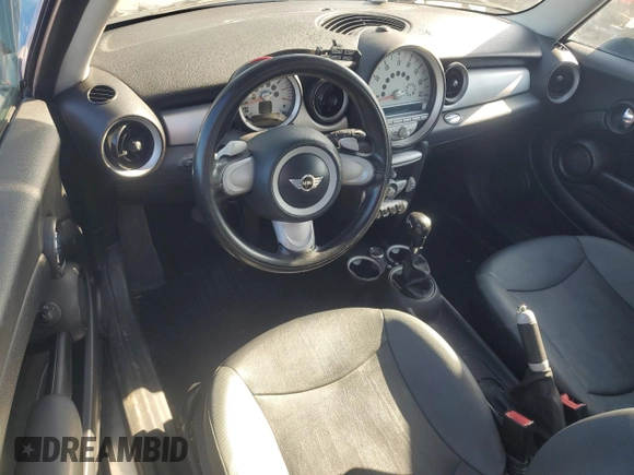 2008 MINI Hardtop z VIN WMWMF335X8TT62496, wystawiony jako Copart lot #52482015 z przebiegiem 188 965 mil mil oraz Szkoda całkowita • Salvage title. Historia ofert i sprzedaży dostępna na DreamBid. Obrazek 8.