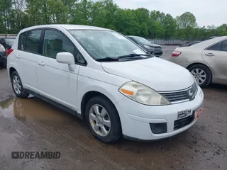 2009 Nissan Versa S z VIN 3N1BC13E89L415289, wystawiony jako IAAI lot #42104505 z przebiegiem 100 155 mil mil oraz . Historia ofert i sprzedaży dostępna na DreamBid. Obrazek 1.