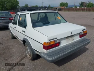 1982 Volkswagen Jetta z VIN WVWGA9161CW521961, wystawiony jako IAAI lot #42373314 z przebiegiem 52 051 mil mil oraz . Historia ofert i sprzedaży dostępna na DreamBid. Obrazek 3.