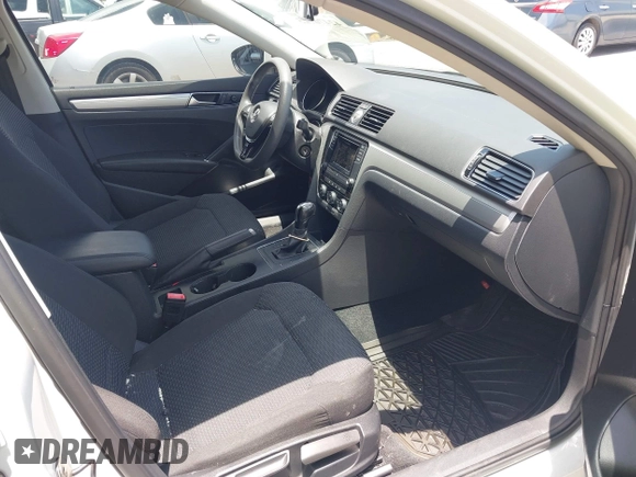 2016 Volkswagen Passat S z VIN 1VWAT7A33GC056162, wystawiony jako IAAI lot #42476725 z przebiegiem 88 872 mil mil oraz . Historia ofert i sprzedaży dostępna na DreamBid. Obrazek 5.