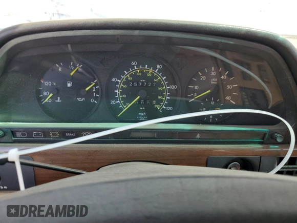 1984 Mercedes-Benz 300 SD z VIN WDBCB20A0EA023127, wystawiony jako Copart lot #72327594 z przebiegiem 257 727 mil mil oraz Szkoda całkowita • Salvage title. Historia ofert i sprzedaży dostępna na DreamBid. Obrazek 9.